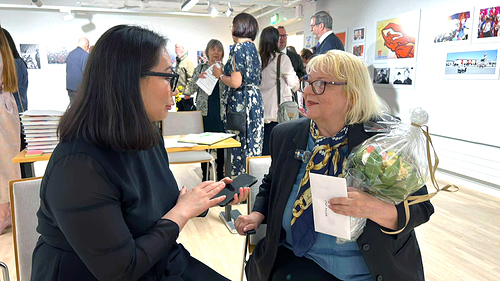 Irja Halsz keskustelee Mongolian suurlhettiln puolison kanssa.